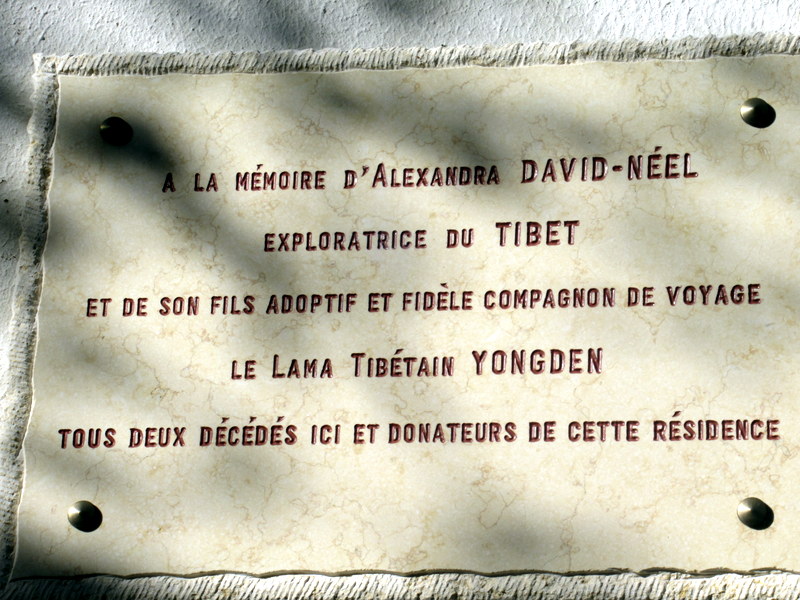 Digne, plaque à la mémoire de l'exploratrice et de son fils adoptif, le lama tibétain Yongden